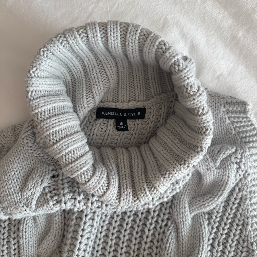 Gray Cable Knit Sleeveless Sweater - Picture 2 of 5